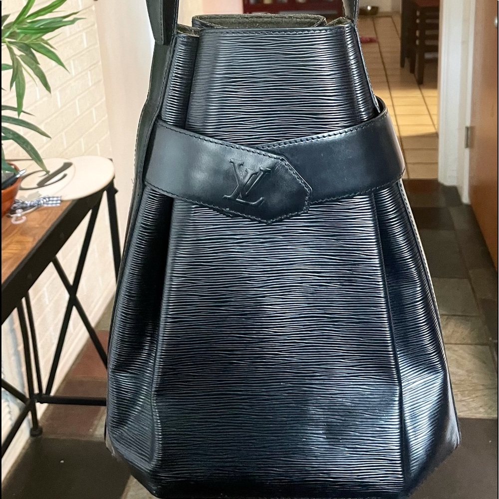 LouIs Vuitton Epi Handbag Black
